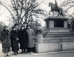 Ausztria, Bécs, a Schönbrunni kastély parkja, II. József magyar király lovasszobra (Franz Anton Zauner, 1808.), balra a háttérben a Pálmaház., 1936, Kiss Zsuzsi, Fortepan #155413