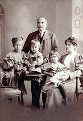 1907, Kiss Zsuzsi, family, sitting on a table, Fortepan #155458