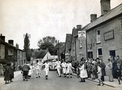 United Kingdom, Bampton, Bridge Street, morris táncosok pünkösdi felvonulása., 1933, Kiss Zsuzsi, dance, Fortepan #155461