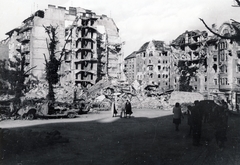 Magyarország, Budapest II., Keleti Károly utca - Margit körút sarok, a felrobbant Regent-ház., 1945, Fortepan, Budapest, háborús kár, járókelő, járműroncs, Fortepan #155512