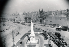 Magyarország, Budapest XI., Szent Gellért tér a lerombolt Szabadság (Ferenc József) híd felé nézve, előtérben a szovjet hősi emlékmű., 1945, Fortepan, Budapest, háborús kár, hídroncs, Fortepan #155529