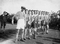 1927, Erky-Nagy Tibor, sport, labdarúgás, csoportkép, férfiak, futballcsapat, sapka, focilabda, hátratett kéz, libasor, sport mez, nagyság szerint, Fortepan #15553