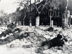 Hungary, Budapest VIII., a József körút Baross utca - Práter utca közötti szakasza., 1945, Fortepan, Budapest, lamp post, brick, ad pillar, Soviet soldier, machine gun, Fortepan #155533