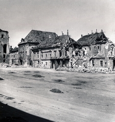 Magyarország, budai Vár, Budapest I., Szent György tér, szemben a Sándor-palota, mellette a Várszínház és az egykori Karmelita kolostor romos épülete., 1945, Fortepan, Budapest, háborús kár, épületkár, Fortepan #155544