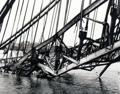 Magyarország, Budapest V., a lerombolt Erzsébet híd pesti hídfője az alsó rakpartról nézve., 1945, Fortepan, Budapest, háborús kár, hídroncs, vasszerkezet, Fortepan #155547