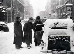 Magyarország, Budapest V., Váci utca a Piarista köztől a Szabad sajtó (Eskü) út felé nézve. Balra a Klotild paloták., 1945, Fortepan, második világháború, szovjet katona, Budapest, hó, hirdetőoszlop, automobil, rendszám, Fortepan #155549