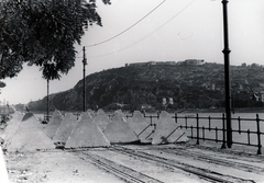 Magyarország, Budapest V., Dunakorzó, tankakadályok a villamospályán, háttérben a Gellért-hegy., 1945, Fortepan, Budapest, villanyoszlop, villanypózna, korlát, Fortepan #155579