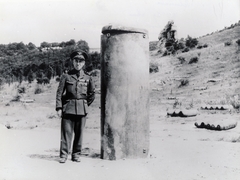 Magyarország, Piliscsaba, katonai gyakorlótér, hatástalanított angol és amerikai bombák gyűjtőhelye. Előtérben egy angol HC 4000 LB típusú 1800 kg-os légiakna, távolabb 227 kg-os bombák. Háttérben az Ördögoltár., 1945, Fortepan, katona, tiszt, kitüntetés, Fortepan #155589