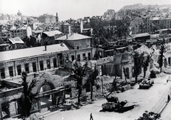 Magyarország, Budapest I., a romos Déli pályaudvar. Előtte egy kilőtt T-34/85 harckocsi és egy Hetzer páncélvadász, jobbra pedig egy Stug III rohamlöveg., 1945, Fortepan, Budapest, háborús kár, Fortepan #155590