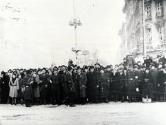 Magyarország, Budapest VI., Oktogon az Eötvös utca felé nézve. A felvétel 1945. február 4-én készült, a népbíróság által halálraítélt, két volt keretlegény nyilvános felakasztása alkalmával., 1945, Fortepan, Budapest, tömeg, rendőr, bámészkodás, Fortepan #155592