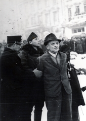 Magyarország, Budapest VI., Oktogon, az Andrássy út és a Jókai tér felé nézve. A felvétel 1945. február 4-én készült, a népbíróság által halálraítélt, Szívós Sándor volt keretlegény nyilvános felakasztása alkalmával., 1945, Fortepan, Budapest, rendőr, Fortepan #155593