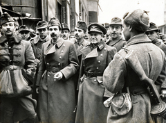 Magyarország, Budapest IX., Kinizsi utca - Ráday utca sarok a Lónyay utca felé nézve., 1945, Fortepan, Budapest, katona, fegyver, tiszt, cigaretta, Bocskai-kabát, szovjet katona, PPS géppisztoly, Fortepan #155597