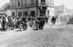 Magyarország, Dombóvár, szemben a Hunyadi tér és a Jókai utca sarkán a Rothermel-ház., 1954, Erky-Nagy Tibor, cégtábla, tömeg, motorkerékpár, utcakép, üzletportál, motorsport, NSU 251 OSL, Fortepan #15562