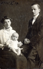 1915, Petőfi Sándor Városi Könyvtár Kiskőrös - Szász Lajos hagyatéka, family, sitting on lap, Fortepan #155700