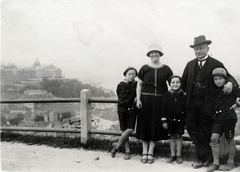 Magyarország, Gellérthegy, Budapest I., Szász Lajos későbbi miniszter és családja. Háttérben a Királyi Palota (később Budavári Palota)., 1927, Petőfi Sándor Városi Könyvtár Kiskőrös - Szász Lajos hagyatéka, Budapest, Fortepan #155706