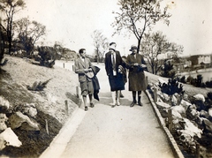 Magyarország, Gellérthegy, Budapest IX.,Budapest XI., sétány, háttérben a Sziklatemplom feletti kereszt, jobbra a Duna túlpartján a Közraktárak sora kezdődik., 1928, Kempfner Zsófia, Fortepan #155745