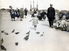 Magyarország, Budapest XI., a felvétel a Magyarok Nagyasszonya sziklatemploma előtt készült. Háttérben a Szabadság (Ferenc József) híd., 1928, Kempfner Zsófia, Budapest, Fortepan #155747