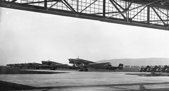 Magyarország, Tapolca, repülőtér, Junkers Ju-86 repülőgépek., 1940, Erky-Nagy Tibor, közlekedés, német gyártmány, repülőgép, teherautó, katonaság, Junkers-márka, MKHL, repülőtér, Junkers Ju 86, vasszerkezet, tartálykocsi, Fortepan #15579