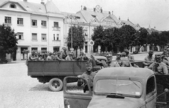 Szlovákia, Léva, Kossuth tér (Námestie hrdinov)., 1940, Erky-Nagy Tibor, reklám, teherautó, Ford-márka, üzletportál, katona, gázlámpa, motoros szemüveg, Fortepan #15581