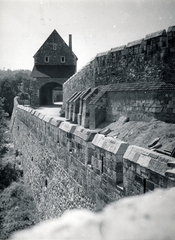 Magyarország, budai Vár, Budapest I., várfal a keleti felvezető útnál a Déli nagy rondella kaputornya és a éli kortinafal között.d, 1962, Magyar Nemzeti Galéria/Adattári Gyűjtemény, Budapest, Fortepan #155816