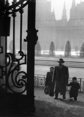 Hungary, Budapest V., Kossuth Lajos tér, látkép az Igazságügyi Palota (ekkor Magyar Nemzeti Galéria) bejáratából a Parlament felé., 1957, Magyar Nemzeti Galéria/Adattári Gyűjtemény, Budapest, Fortepan #155847