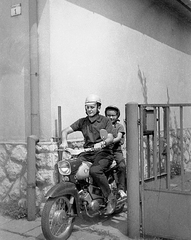 Magyarország, Dombóvár, Vörösmarty utca 1. Simson Star kismotorkerékpár., 1972, Erky-Nagy Tibor, motorkerékpár, Simson-márka, bukósisak, Simson Star, kapu, Fortepan #15589