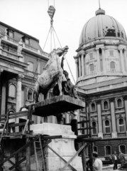 Magyarország, budai Vár, Budapest I., Budavári Palota (korábban Királyi Palota) Hunyadi udvar. A II. világháborús sérülések restaurálása után a felállítják a Lovat fékező csikós szobrát (ifj. Vastagh György, 1901.) a Nemzeti Galéria B épülete elé. A helyreállítást Búza Barna szobrászművész, Kótay József, Tótfalusi László és Pölöskei László ötvösművészek végezték., 1982, Magyar Nemzeti Galéria/Adattári Gyűjtemény, Budapest, Fortepan #155915