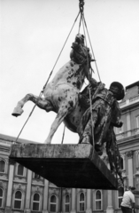 Magyarország, budai Vár, Budapest I., Budavári Palota (korábban Királyi Palota) Hunyadi udvar. A II. világháborús sérülések restaurálása után a felállítják a Lovat fékező csikós szobrát (ifj. Vastagh György, 1901.) a Nemzeti Galéria B épülete elé. A helyreállítást Búza Barna szobrászművész, Kótay József, Tótfalusi László és Pölöskei László ötvösművészek végezték., 1982, Magyar Nemzeti Galéria/Adattári Gyűjtemény, Budapest, Fortepan #155916