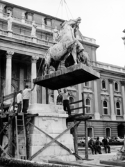 Magyarország, budai Vár, Budapest I., Budavári Palota (korábban Királyi Palota) Hunyadi udvar. A II. világháborús sérülések restaurálása után a felállítják a Lovat fékező csikós szobrát (ifj. Vastagh György, 1901.) a Nemzeti Galéria B épülete elé. A helyreállítást Búza Barna szobrászművész, Kótay József, Tótfalusi László és Pölöskei László ötvösművészek végezték., 1982, Magyar Nemzeti Galéria/Adattári Gyűjtemény, Budapest, Fortepan #155917