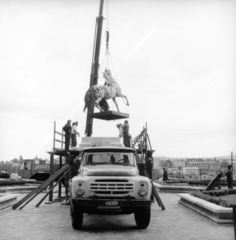 Magyarország, budai Vár, Budapest I., Budavári Palota (korábban Királyi Palota) Hunyadi udvar. A II. világháborús sérülések restaurálása után a felállítják a Lovat fékező csikós szobrát (ifj. Vastagh György, 1901.) a Nemzeti Galéria B épülete elé. A helyreállítást Búza Barna szobrászművész, Kótay József, Tótfalusi László és Pölöskei László ötvösművészek végezték., 1982, Magyar Nemzeti Galéria/Adattári Gyűjtemény, Budapest, Fortepan #155918