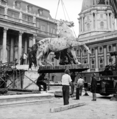 Magyarország, budai Vár, Budapest I., Budavári Palota (korábban Királyi Palota) Hunyadi udvar. A II. világháborús sérülések restaurálása után a felállítják a Lovat fékező csikós szobrát (ifj. Vastagh György, 1901.) a Nemzeti Galéria B épülete elé. A helyreállítást Búza Barna szobrászművész, Kótay József, Tótfalusi László és Pölöskei László ötvösművészek végezték., 1982, Magyar Nemzeti Galéria/Adattári Gyűjtemény, Budapest, Fortepan #155920