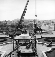 Magyarország, budai Vár, Budapest I., Budavári Palota (korábban Királyi Palota) Hunyadi udvar. A II. világháborús sérülések restaurálása után a felállítják a Lovat fékező csikós szobrát (ifj. Vastagh György, 1901.) a Nemzeti Galéria B épülete elé. A helyreállítást Búza Barna szobrászművész, Kótay József, Tótfalusi László és Pölöskei László ötvösművészek végezték., 1982, Magyar Nemzeti Galéria/Adattári Gyűjtemény, Budapest, Fortepan #155921