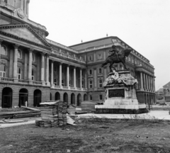 Magyarország, budai Vár, Budapest I., Savoyai terasz, Savoyai Jenő lovasszobra (Róna József, 1899.) a Budavári Palota (korábban Királyi Palota) előtt., 1974, Magyar Nemzeti Galéria/Adattári Gyűjtemény, Budapest, Fortepan #155937