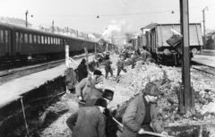 Hungary, Budapest XII.,Budapest I., Déli pályaudvar, a felvétel az átépítés idején készült. A szerelvény mögött balra az Alkotás utca házsora látható., 1962, Racsmány Dömötör, Budapest, rail signal, Fortepan #156025