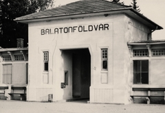 Magyarország, Balatonföldvár, kikötő, a hajóállomás bejárata., 1937, Somos Éva, Fortepan #156079