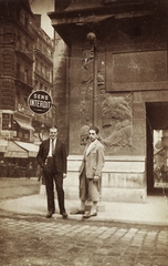 Franciaország, Párizs, a Porte Saint-Denis diadalív a Rue Saint-Denis felől nézve., 1932, Somos Éva, Fortepan #156085