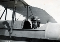 Italy, Bruno Mussolini, Mussolini olasz miniszterelnök tizenhét éves fia a hadsereg kötelékében pilótavizsgát tett., 1935, Reklámélet folyóirat, leather cap, pilot, looking back, Fortepan #156157