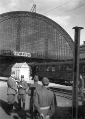 Ukrajna, Lviv, főpályaudvar., 1943, Erky-Nagy Tibor, Szovjetunió, keleti front, vasút, katona, pályaudvar, helységnév tábla, Władysław Sadłowski-terv, Fortepan #15617