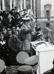 Ausztria, Bécs, Heldenplatz, Hofburg, a Neue Burg erkélye. Adolf Hitler beszéde 1938. március 15-én., 1938, Reklámélet folyóirat, fasizmus, Fortepan #156170