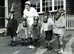 Egyesült Királyság, London, légoltalmi gyakorlat (Air Raid Precautions)., 1937, Reklámélet folyóirat, óvoda, gázálarc, óvónő, Fortepan #156176