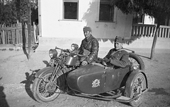 Magyarország, Hadgyakorlatot ellenőrző tiszt egy Dombóvár környéki falu utcáján. Méray Motorkerékpárgyár Rt. oldalkocsis motorkerékpárja., 1938, Erky-Nagy Tibor, közlekedés, egyenruha, magyar gyártmány, oldalkocsis motorkerékpár, katona, Méray-márka, Általános Honvédségi Gépjármű Embléma, Fortepan #15619