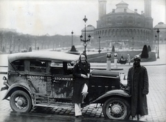 France, Paris, Place Varsovie, háttérben az 1878-as Világkiállításra épült Trocadero palota. Eva Dickson svéd utazó, az első nő aki átkelt személygépkocsival afrikai kisérőjével a Szaharán. Az utat fogadásból tettte meg a Nairobi – Uganda – Szudán - francia és a belga Kongó - a Szahara – Algéria - Párizs útvonalon, 1932. november 20. és 1933. január 1. között, ., 1933, Reklámélet folyóirat, girls'n'cars, Fortepan #156190