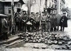 Spain, Barcelona, a Carrer de la Constitució a Carrer de la Riera Blanca kereszteződésénél, csendőrök egy vámház előtt az 1933. decemberi anarchista felkelés idején., 1933, Reklámélet folyóirat, barricade, cobblestones, Fortepan #156191