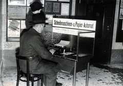 Németország, Berlin, fizetség ellenében használható Horn & Görwitz Triumph írógép egy postán., 1939, Reklámélet folyóirat, írógép, plakát, német szöveg, Fortepan #156197