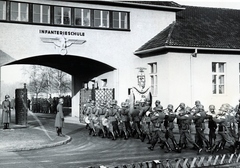 Németország, Wustermark, Elstal (ekkor önálló), Infanterieschule Döberitz, az olimpiai faluból kialakított gyalogsági iskola., 1939, Reklámélet folyóirat, katonazenekar, Fortepan #156200