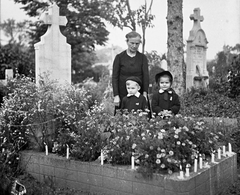 Hungary, Szekszárd, alsó temető., 1944, Bakó Jenő, candle, cemetery, kids, tomb, old person, Best of, Fortepan #15627