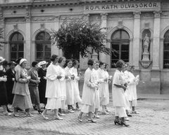 Magyarország, Szekszárd, Széchenyi utca, katolikus leányok felvonulása., 1933, Bakó Jenő, vallás, felirat, szobor, felvonulás, szoborfülke, Fortepan #15629