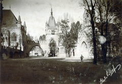 Magyarország, Városliget, Budapest XIV., Vajdahunyad vára, szemben a Hidaskapu a Kaputoronnyal, jobbra a Jáki kápolna., 1902, Glatz Ödön, Budapest, Fortepan #156492