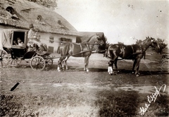 1913, Glatz Ödön, horse, carriage, Horse-drawn carriage, coach, folk costume, thatch roof, teamster, kid, boots, whip, farmhouse, eye-shade, four-in-hand, Fortepan #156520