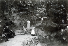 Slovakia, Ámor-forrás., 1913, Glatz Ödön, free time, woods, hat, excursion, tableau, bench, rock, hill climbing, Fortepan #156535